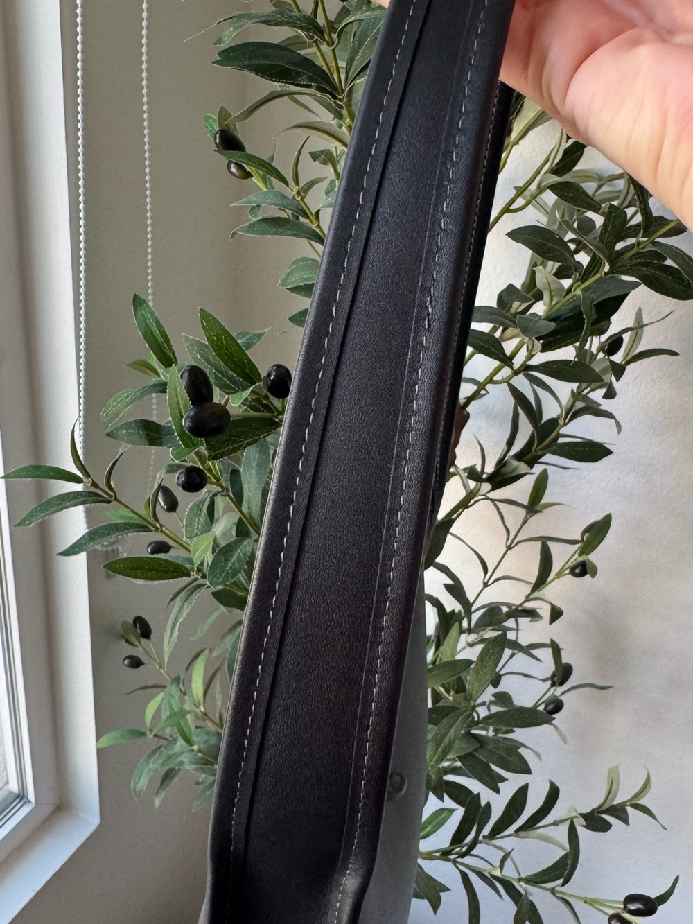 Coach Curve Zip Black Leather Shoulder Bag - Picture 6 of 8
